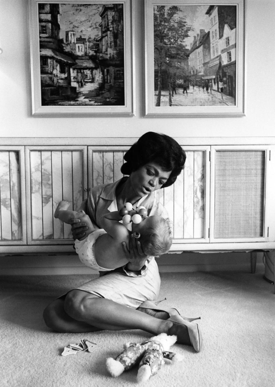 Eartha Kitt with her daughter Kitt, 1963