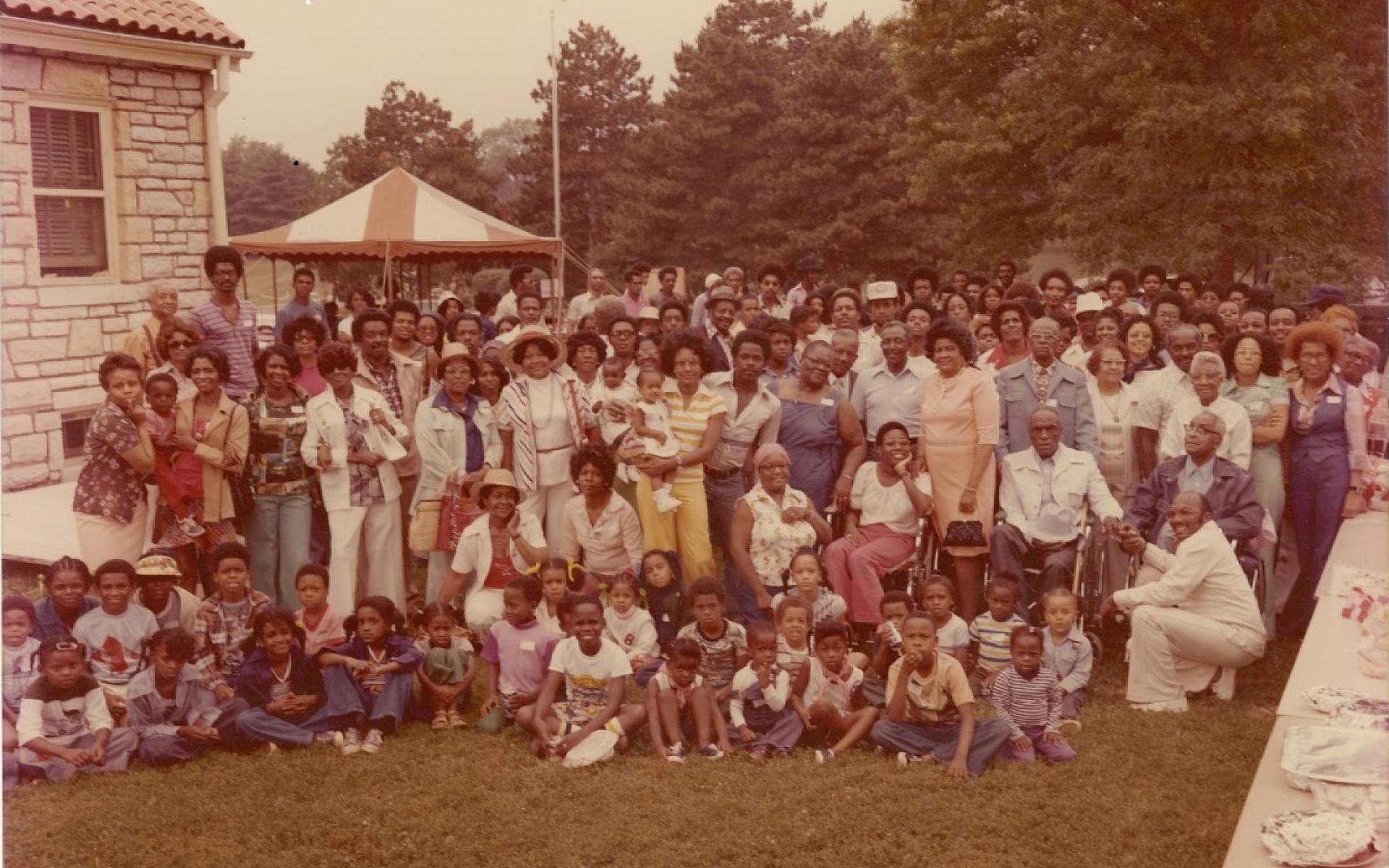 Family reunion of a group of women, men and children